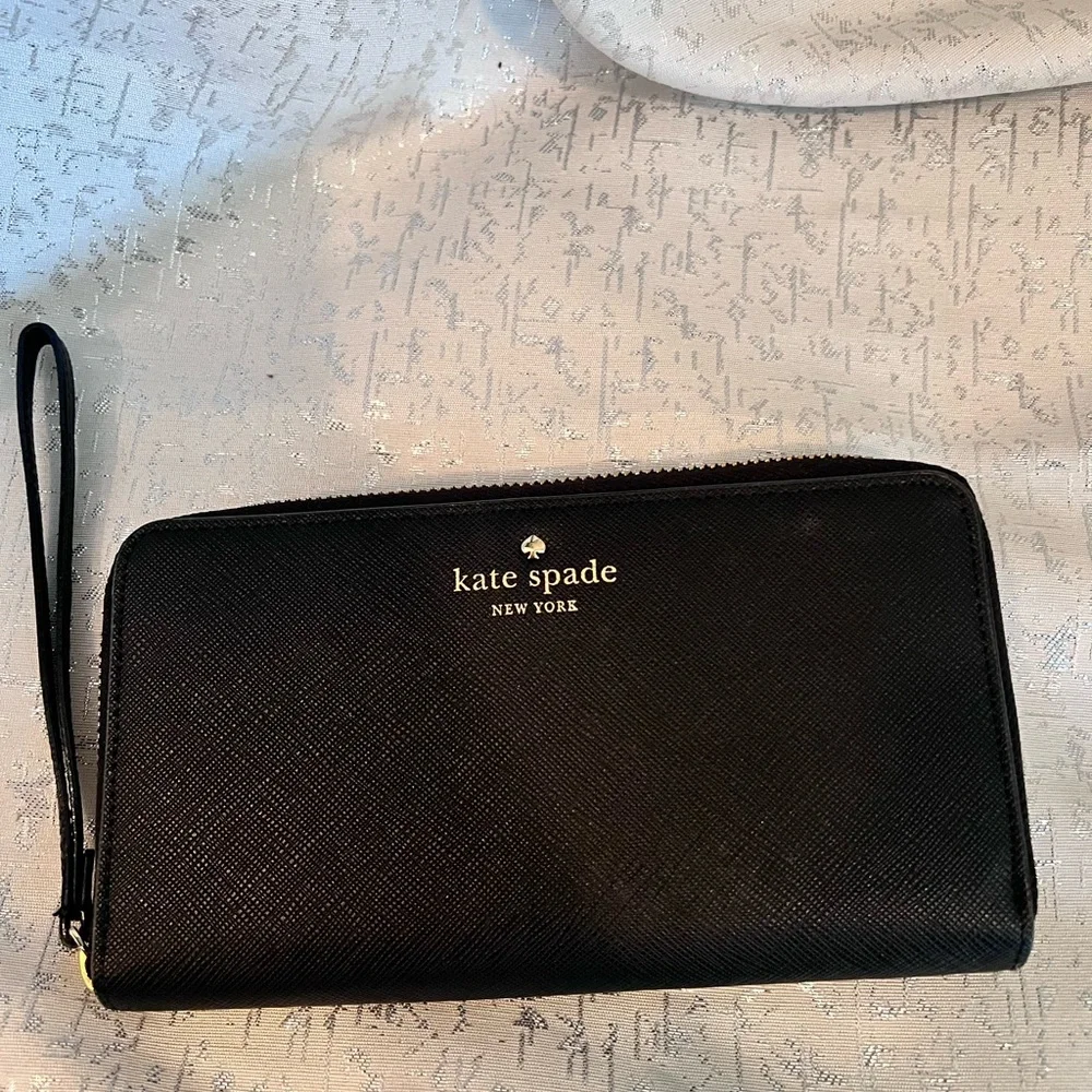 Kate Spade New York Large Continental Saffiano Leather Zip-Around Wallet /Wristl
